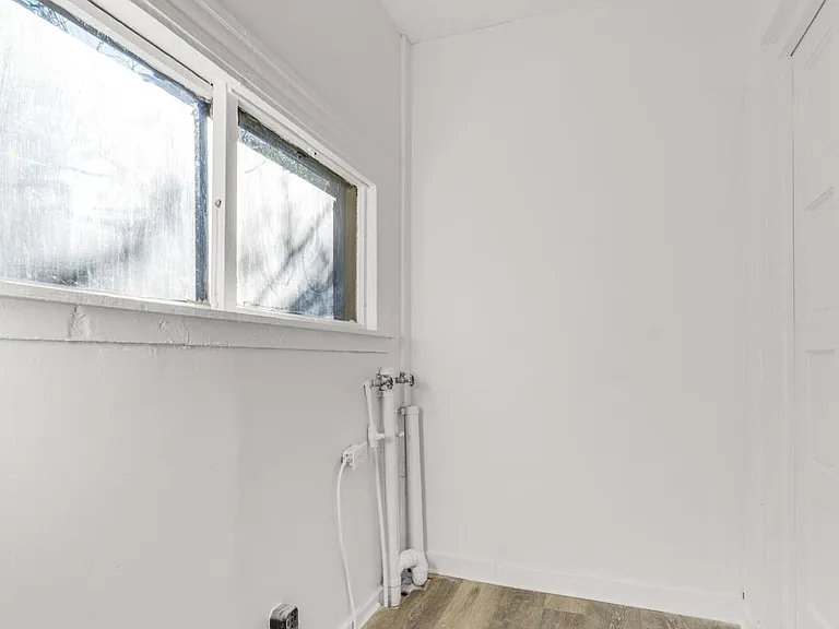 522 W 21st St — Photo 16
