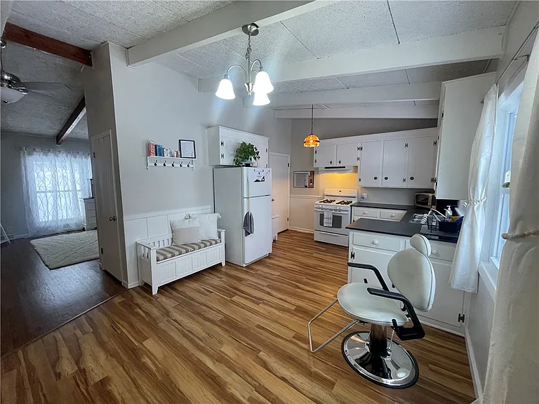 4292 Clover St — Photo 8