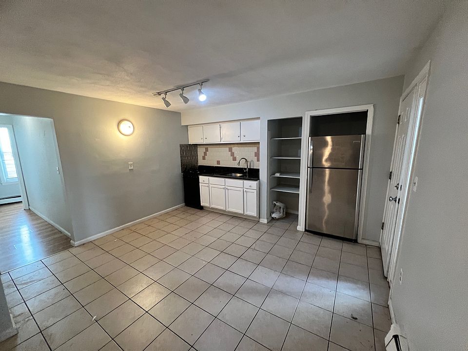 1st image of 139 Chelsea St #2B