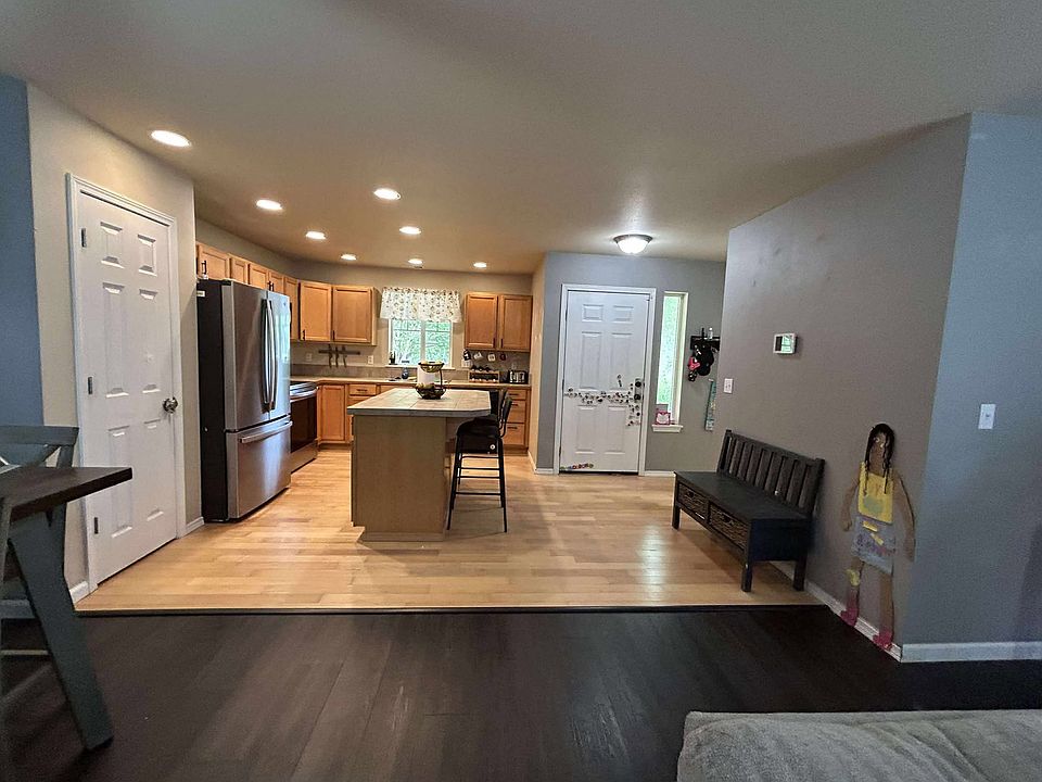 Entry way leads into the kitchen with pantry.