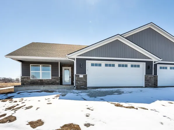 1023 Sage Oak Cir, Manchester, IA 52057