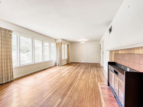 3rd image of 2415 SW Boundary St