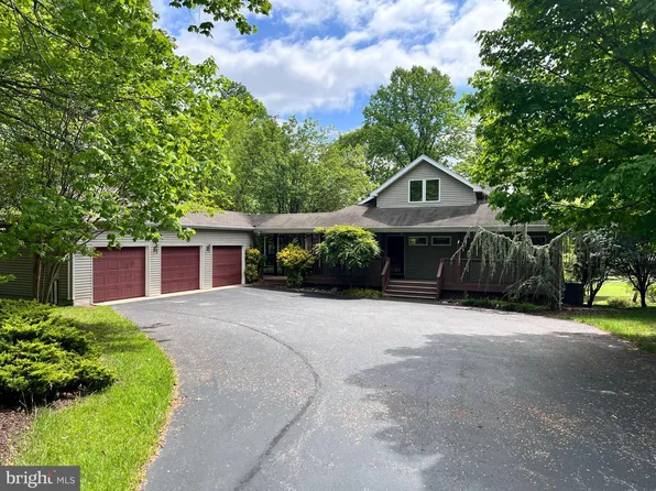 5 Peace Pipe Ln, Hedgesville, WV 25427