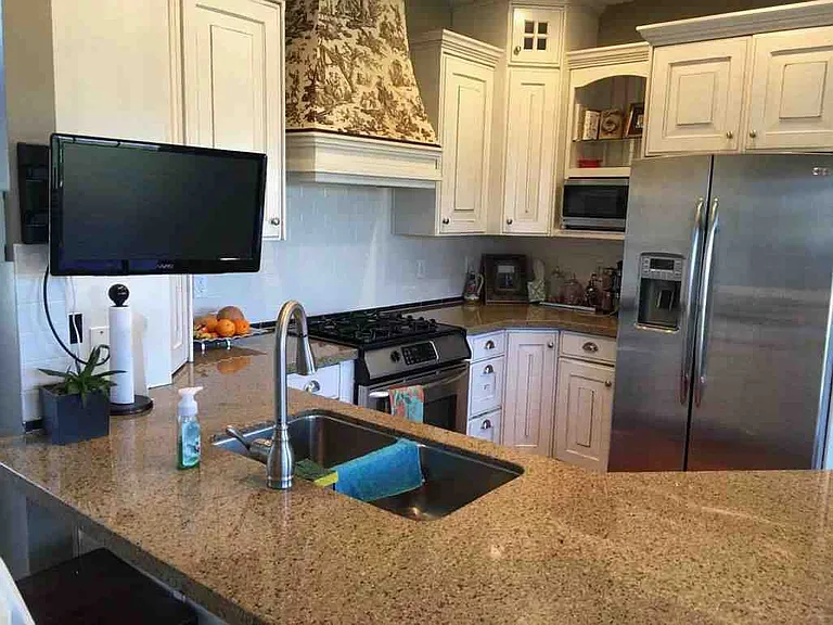 947 Canterbury Dr — Photo 4