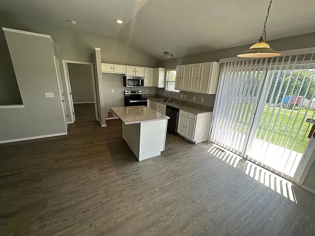 409 W Ellis Ct — Photo 2