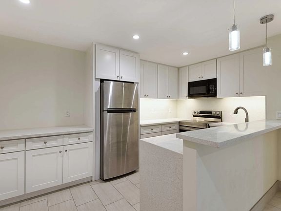 3rd image of 4600 Lamont St #102