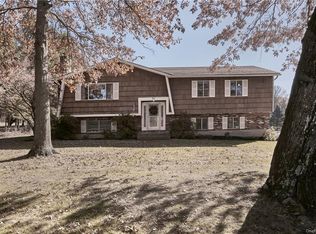 31 Hillside Rd, Slate Hill, NY 10973