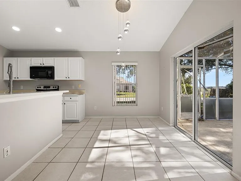 551 Castlemain Cir — Photo 19