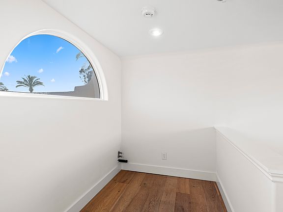 2nd image of 504 Marguerite Ave