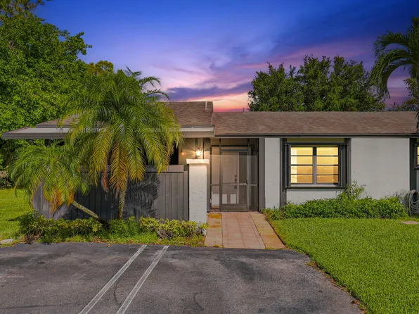 10 Seneca Court, Royal Palm Beach, FL 33411