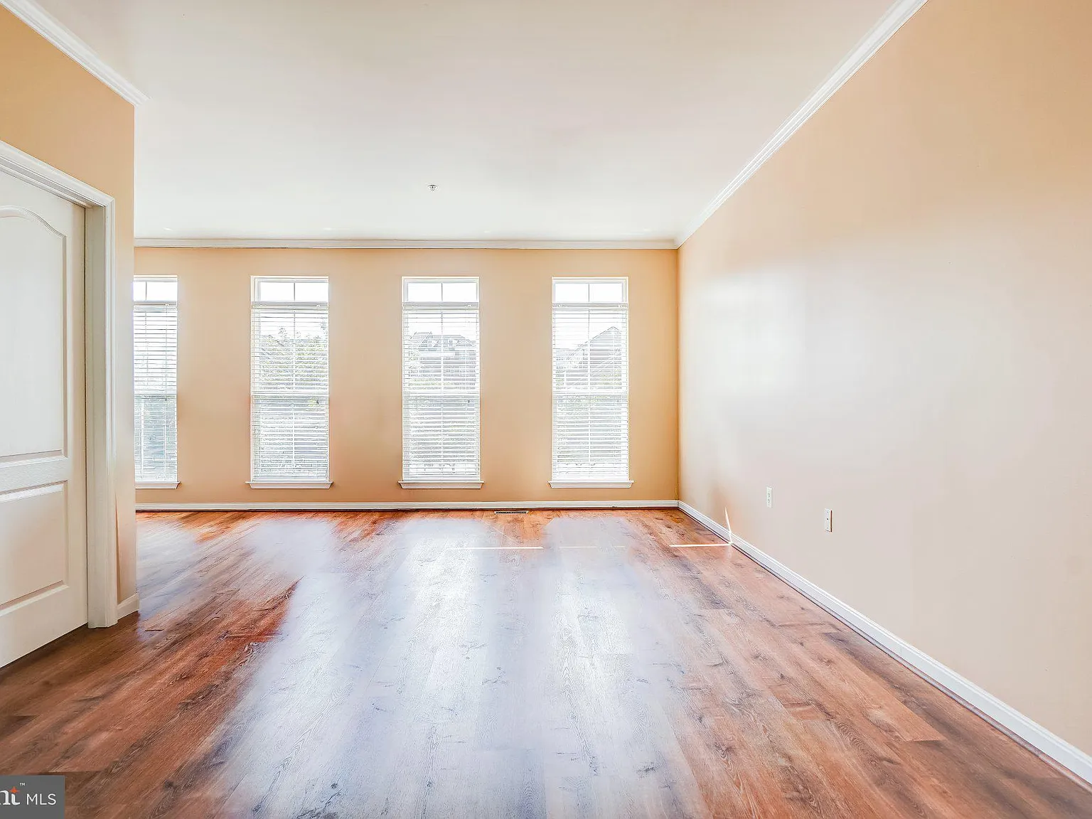 3 bed, 3.5 bath, 2640 sqft, $3,200 — Photo 4