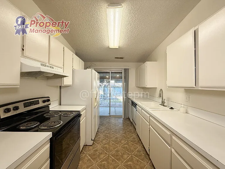 210 S Homedale Ave — Photo 11