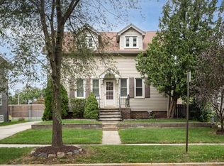 15 Kensington Blvd, Pleasant Ridge, MI 48069