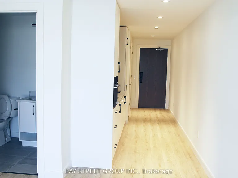 741 King St W #504 — Photo 9