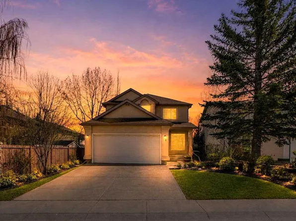 6 NW Somerset Close SW, Calgary, AB T2Y 3C5