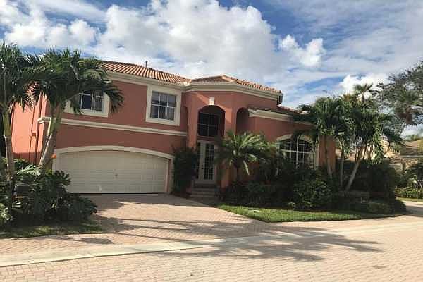 Home For Sale In Woodfield Country Club