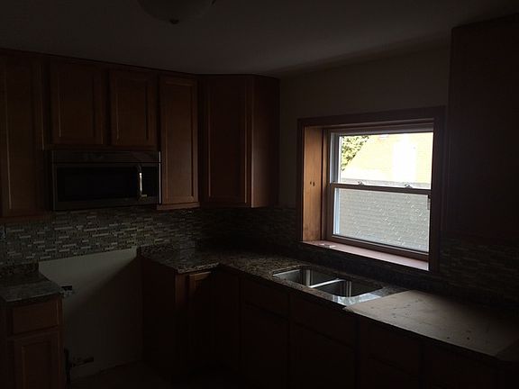4th image of 3217 N Pacific Ave