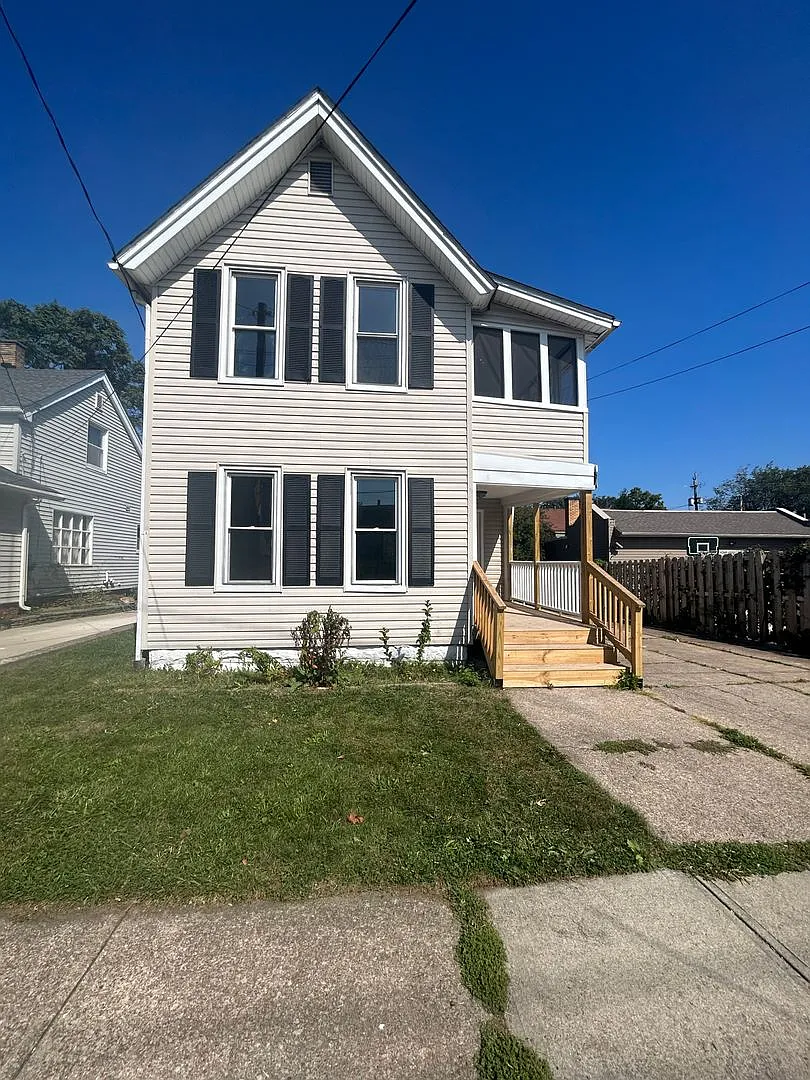 Welcome to this spacious 6-bedroom, 2-bathroom house located in the vibrant city of Cleveland — Photo 3