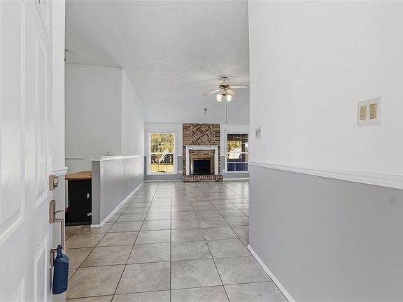 3rd image of 10922 Fallbrook Dr