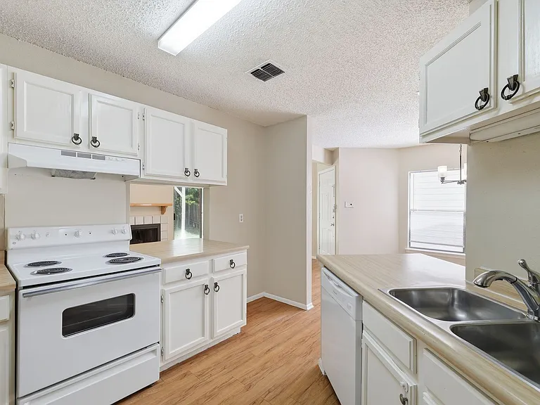 3932 Heritage Hill Dr — Photo 11