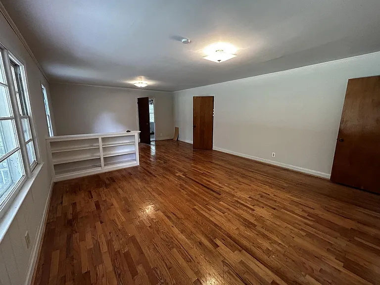 1233 Crenshaw St — Photo 4