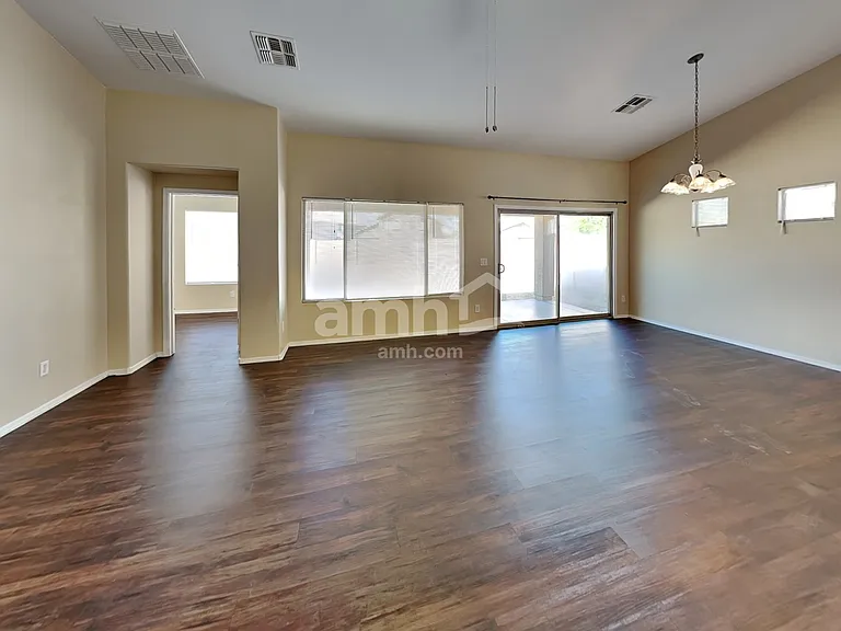 11369 W Lincoln St — Photo 3