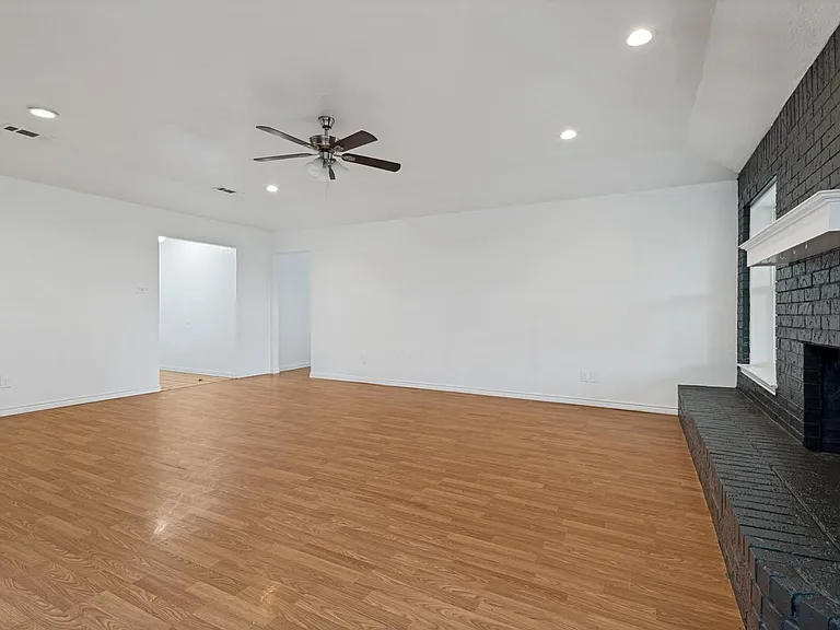 223 Meadowbrook Ln — Photo 2