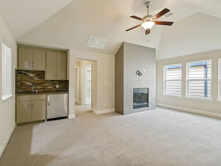 766 E Main St — Photo 2