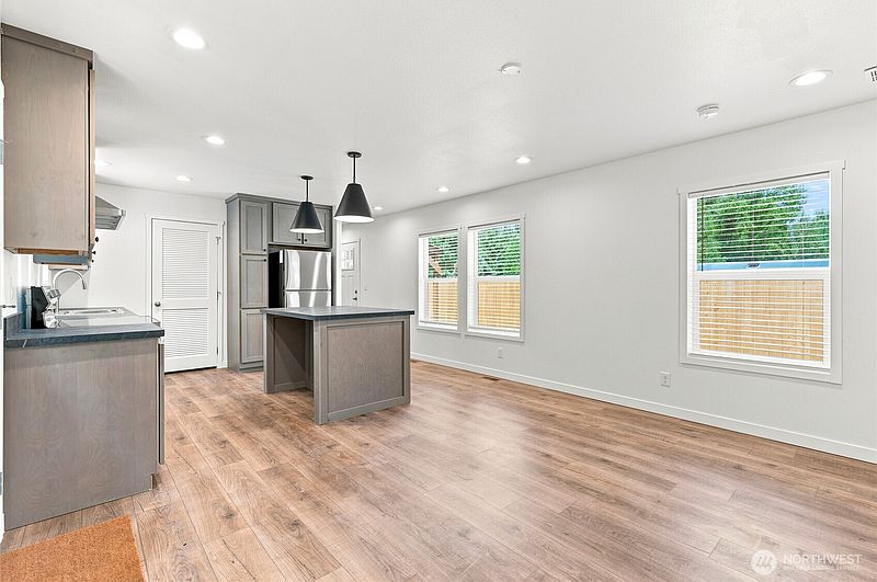 5th image of 102 Sir Lancelot Way