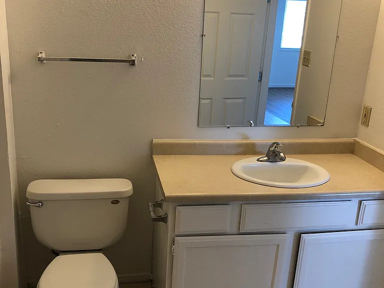Updated & Move-in Ready 2 Bedroom End Unit in Rio Rancho — Photo 10
