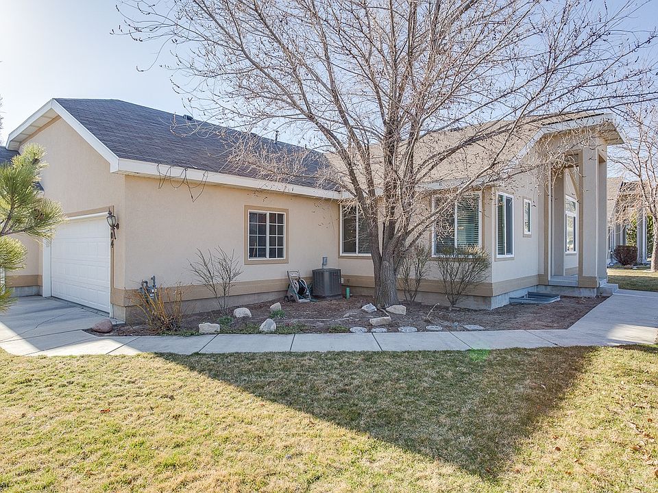 1st image of 304 E Pavilion Cir