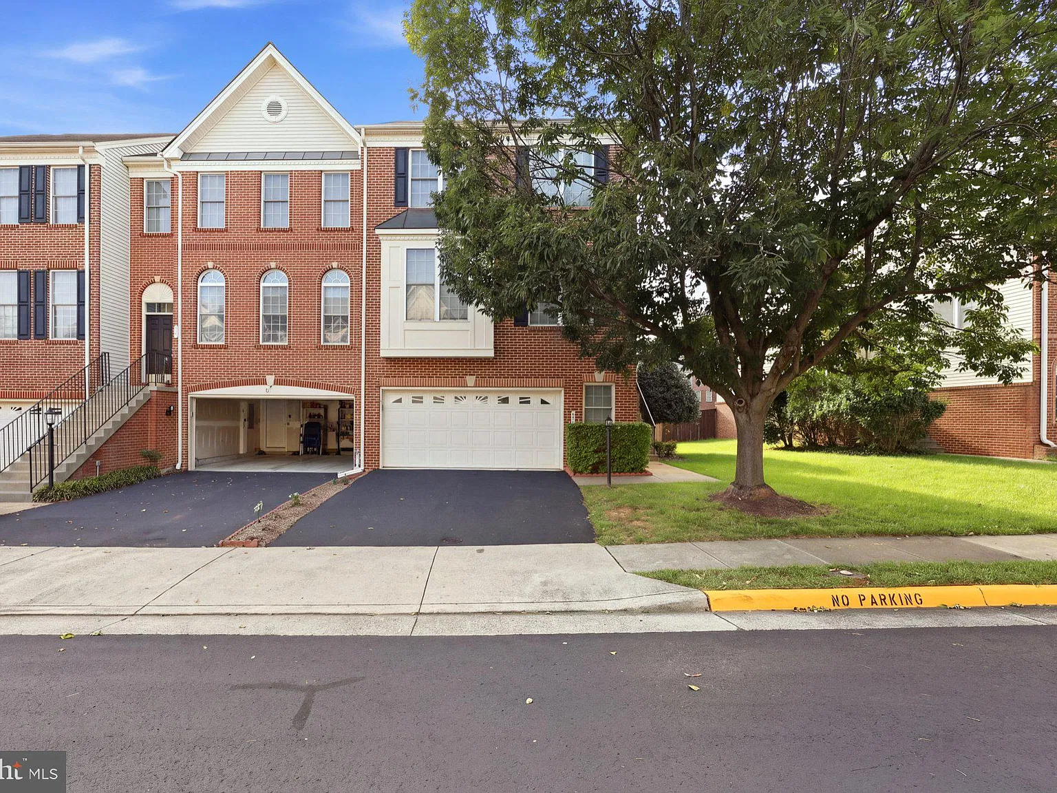 3 bed, 2.5 bath, 2394 sqft, $3,300 — Photo 2