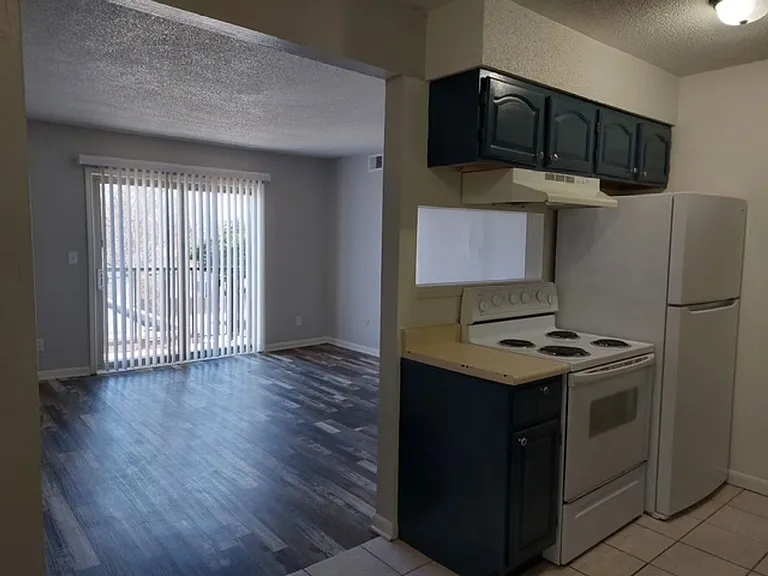 2250 S Oliver Ave — Photo 43