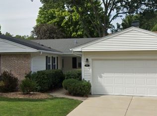 870 Country Ln, Buffalo Grove, IL 60089