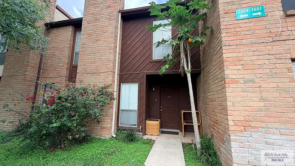 3 bed, 2.5 bath, 1328 sqft, $2,400 — Photo 3
