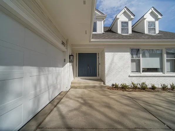 2873 Whispering Oaks Dr, Buffalo Grove, IL 60089