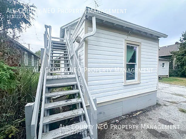 859 Brown St #UP — Photo 2