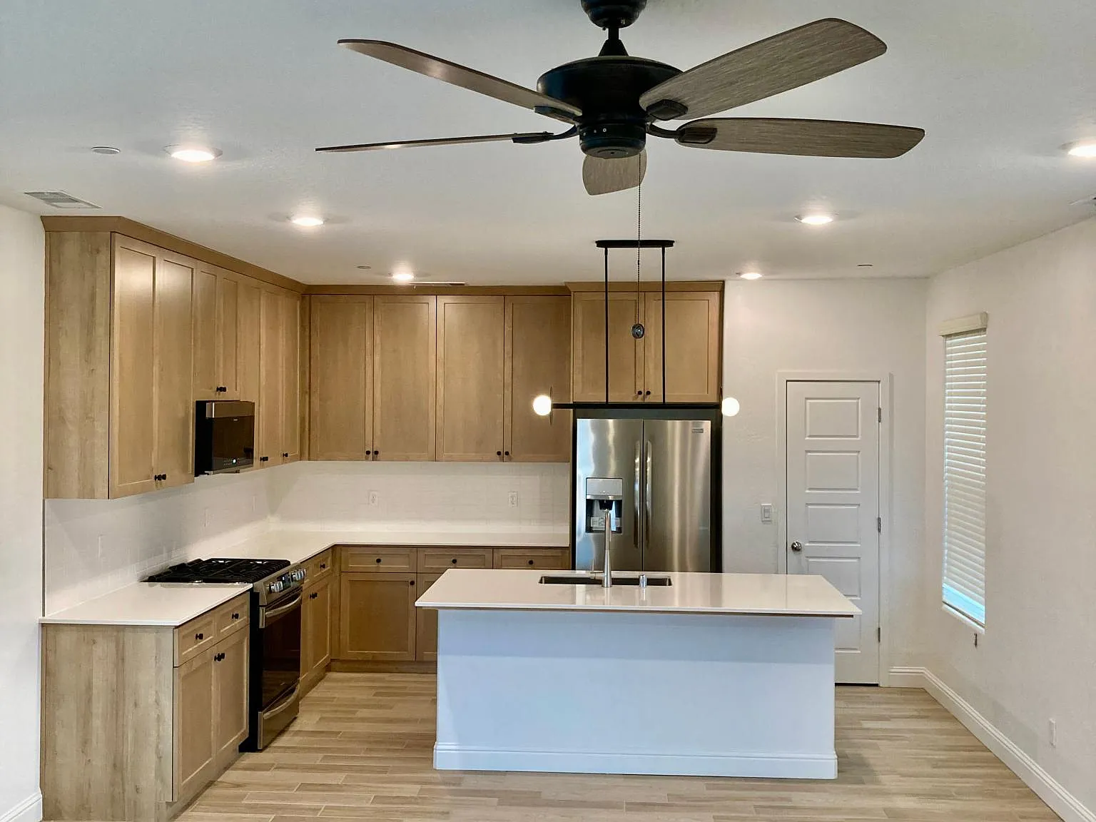 3 bed, 2.5 bath, 2019 sqft, $2,593 — Photo 2