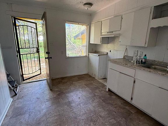 2nd image of 1136 Killarney St