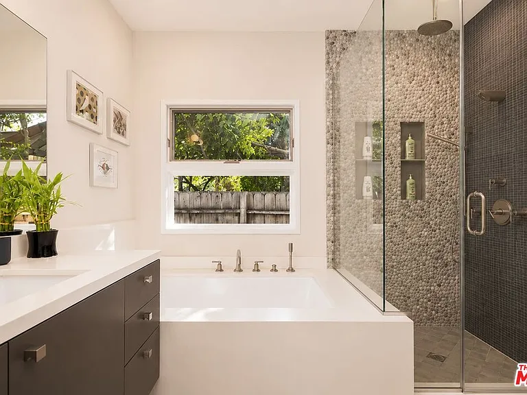 459 N Flores St — Photo 23