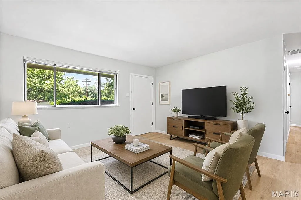 3 bed, 2.0 bath, 1078 sqft, $2,100 — Photo 3