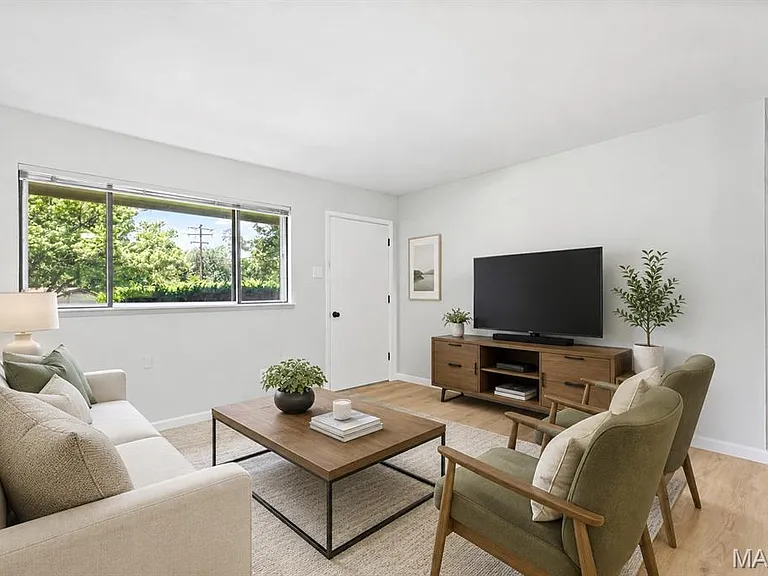 404 Spring Meadows Dr — Photo 3
