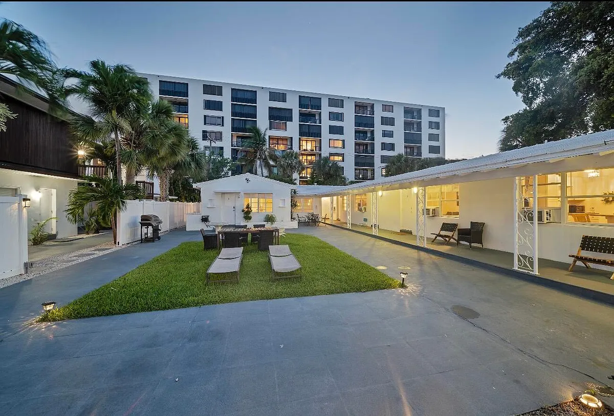 Building Photo - 2307 N Ocean Blvd E #3