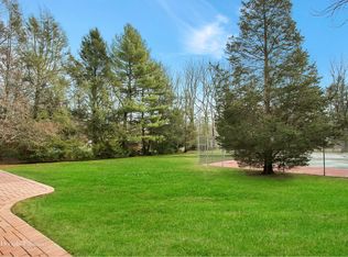 6 Magnolia Ln, Woodbury, NY 11797