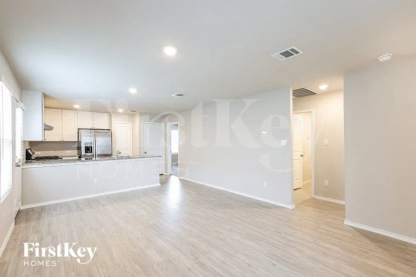 3 bed, 2.0 bath, 1016 sqft, $1,635 — Photo 3