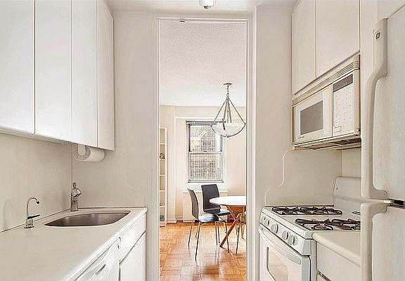 3rd image of 300 E 40th St APT 28S