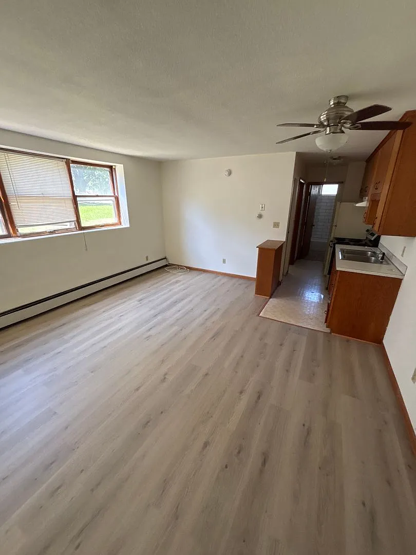 595 Victoria — Photo 2