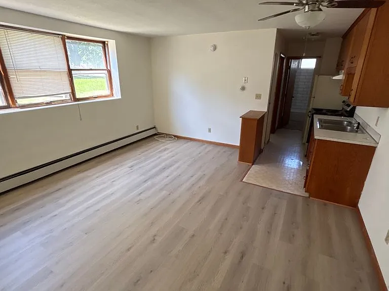 595 Victoria St N — Photo 2