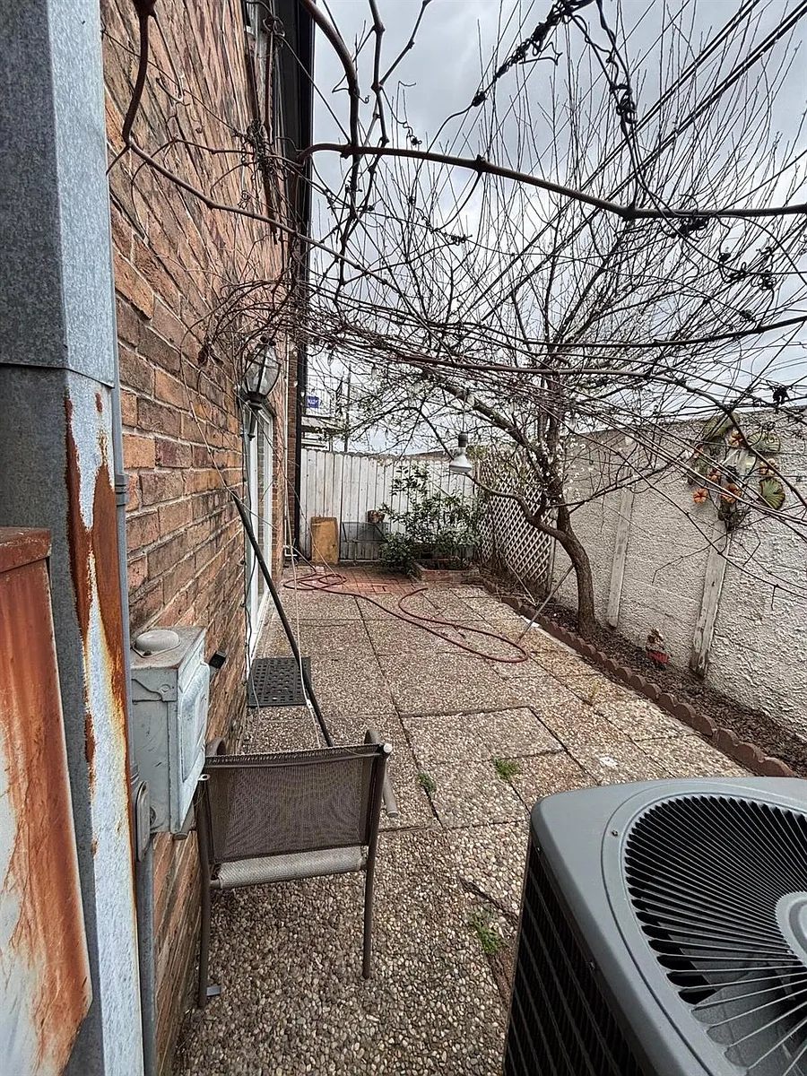 Building Photo - 2710 Briarhurst Dr #5
