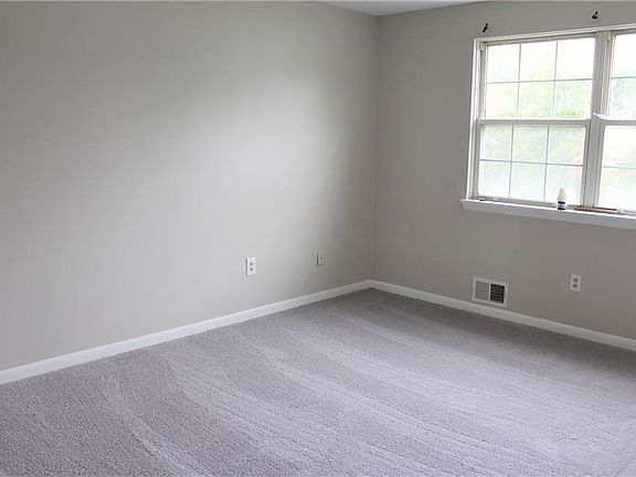 3rd image of 48 Willowick Dr